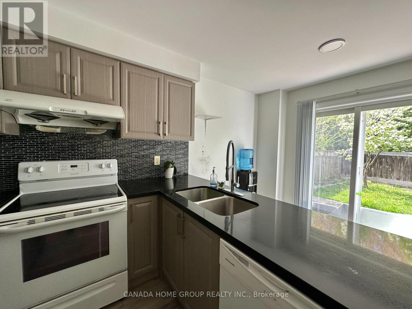 303 Riel Drive, Mississauga (Fairview), Ontario  L5B 3K1 - Photo 7 - W13422860