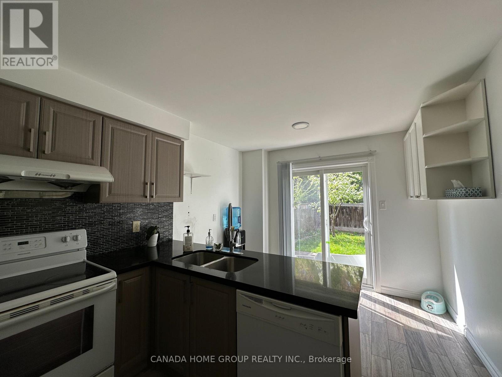 303 Riel Drive, Mississauga (Fairview), Ontario  L5B 3K1 - Photo 8 - W13422860