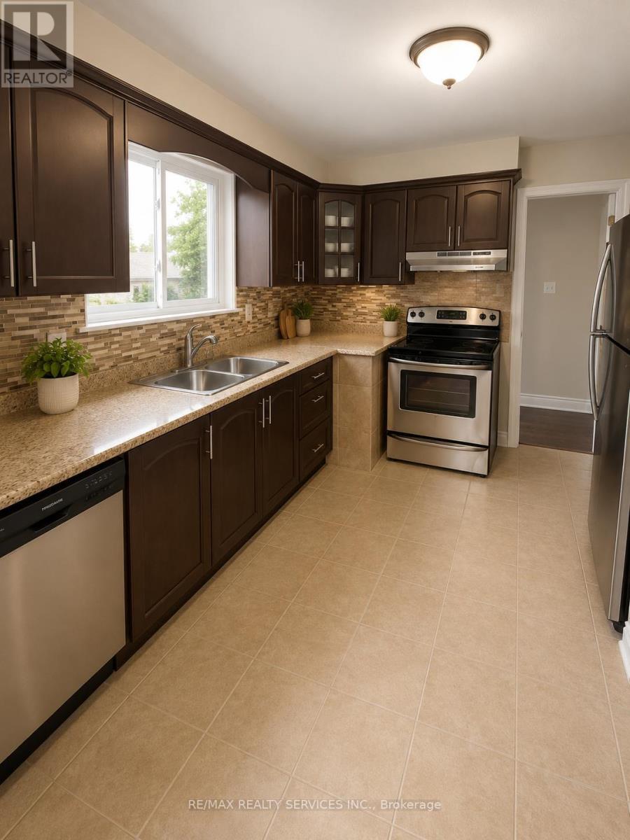 7731 Redstone Road, Mississauga, Ontario  L4T 2C1 - Photo 5 - W13422862