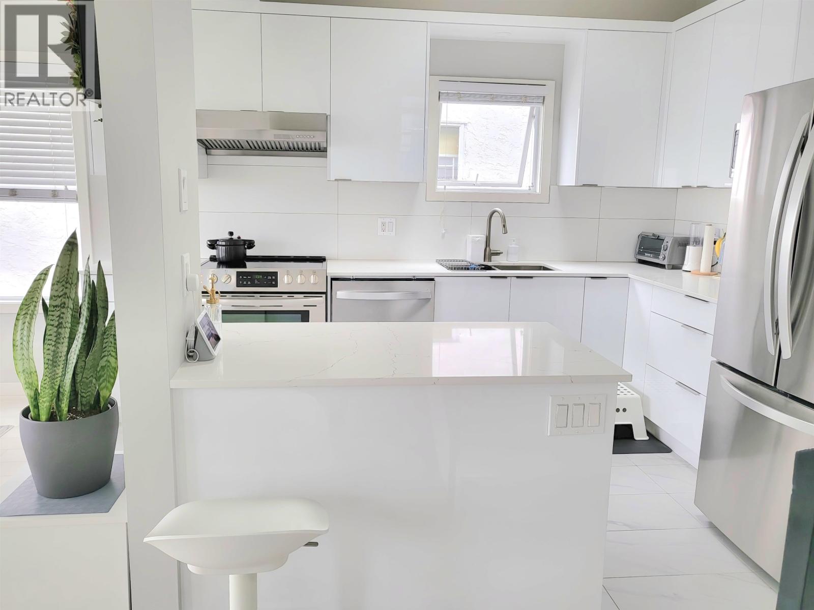 1588 E 41st Avenue, Vancouver, British Columbia  V5P 1K2 - Photo 2 - R3134155