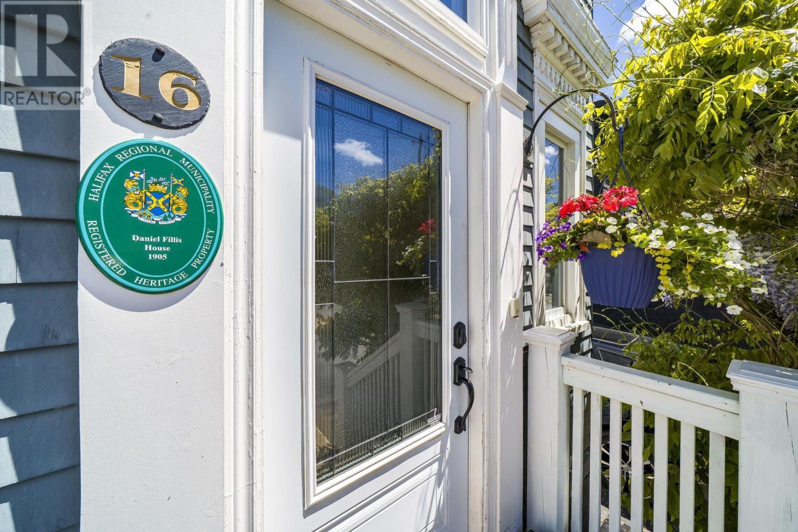 16 Victoria Road, Dartmouth, Nova Scotia  B2Y 2V6 - Photo 2 - 202613842