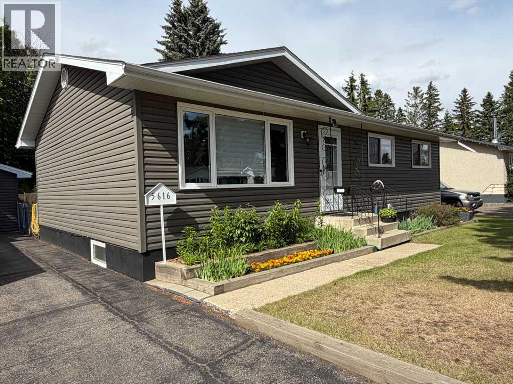 5616 55 Avenue, Lacombe, Alberta  T4L 1L9 - Photo 2 - A2306980