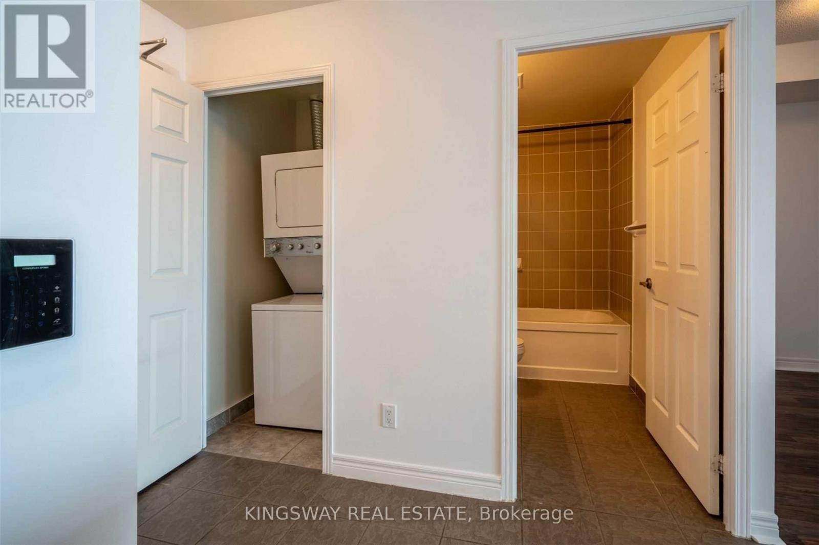 1512 - 339 Rathburn Road W, Mississauga, Ontario L5B 0K6 - Photo 13 - W13423202