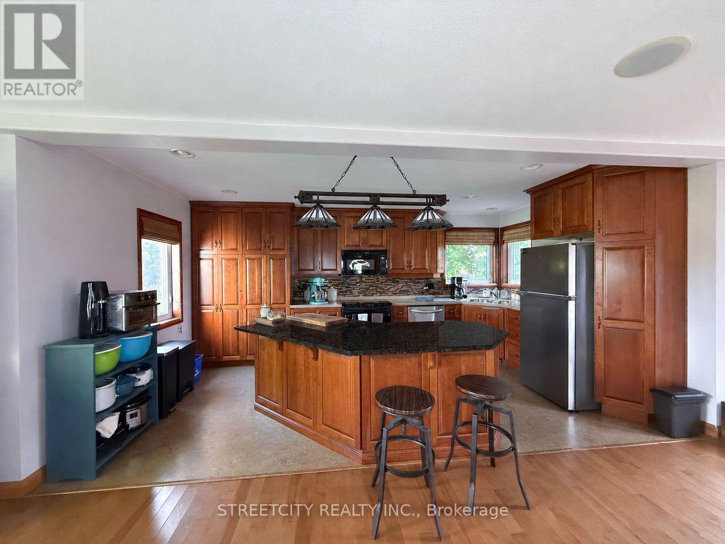 8192 Petrolia Line, Brooke-Alvinston, Ontario  N0N 1A0 - Photo 3 - X13423394