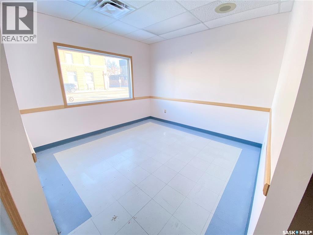 228 Railway Avenue, Weyburn, Saskatchewan  S4H 0A2 - Photo 3 - SK038883