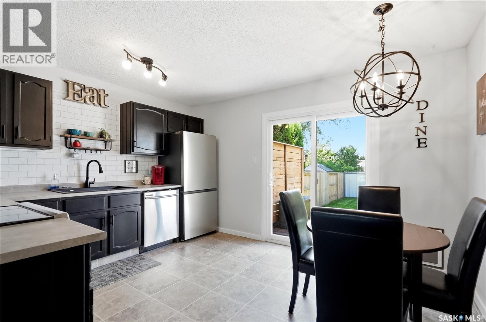 452 Lenore Drive, Saskatoon, Saskatchewan  S7K 5S7 - Photo 8 - SK038882