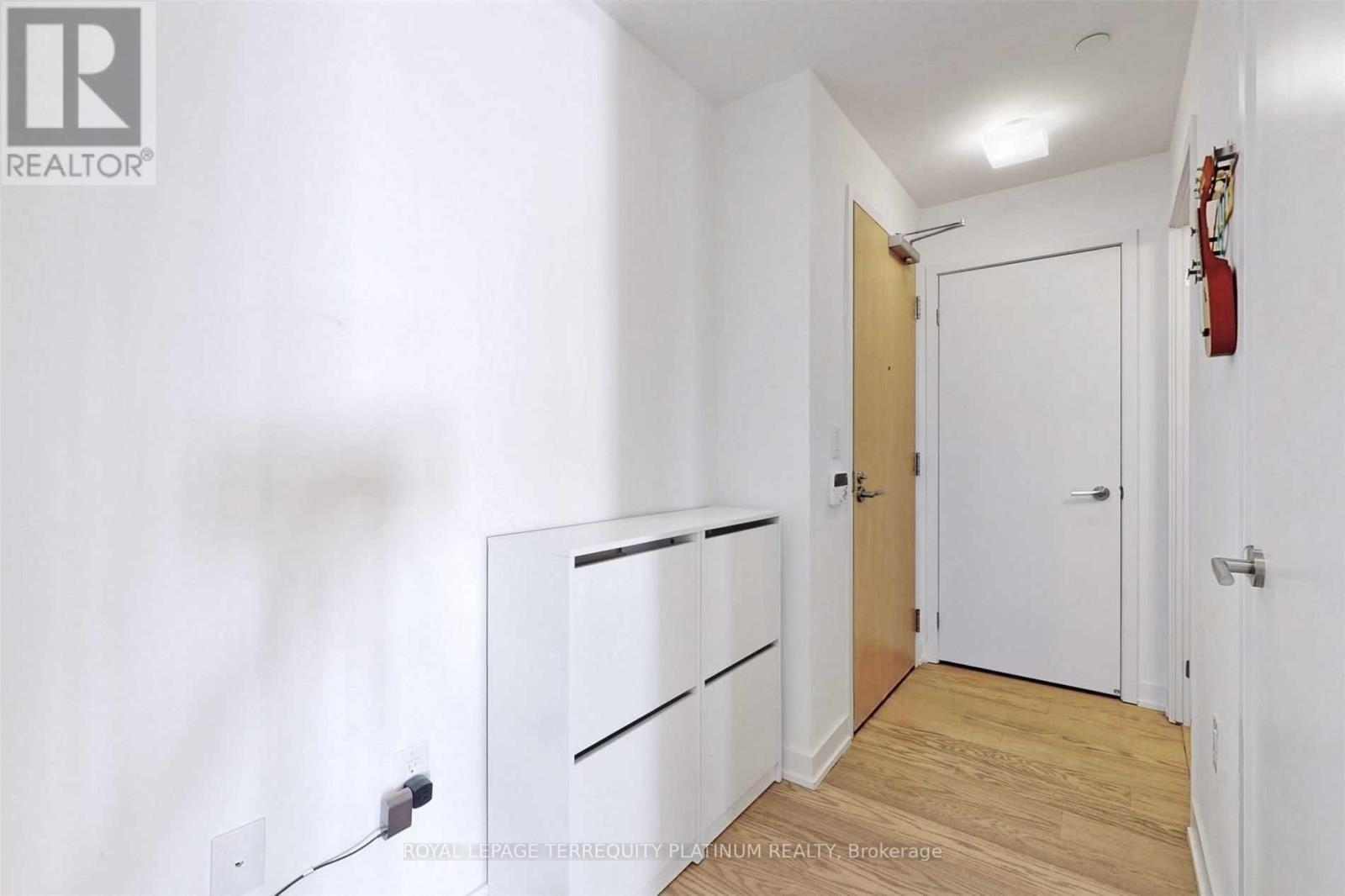 6005 - 11 Wellesley Street W, Toronto, Ontario  M4Y 0G4 - Photo 5 - C13129122