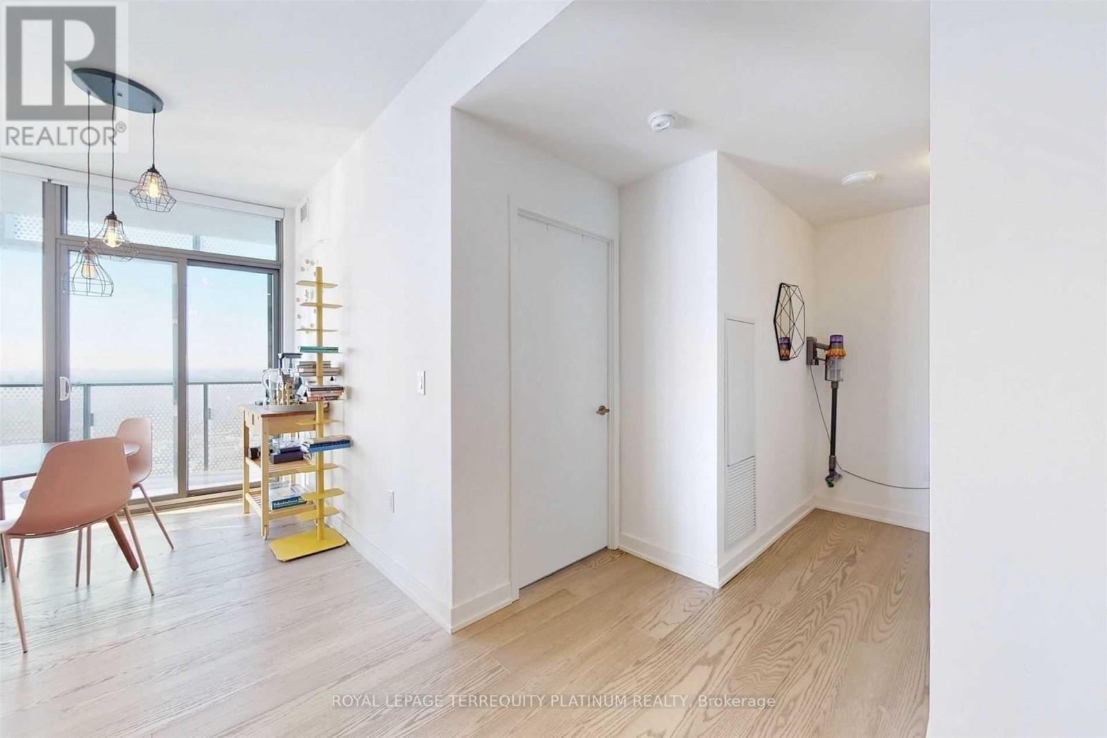 6005 - 11 Wellesley Street W, Toronto, Ontario  M4Y 0G4 - Photo 6 - C13129122