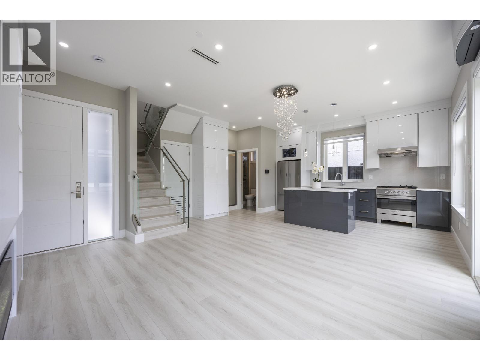 2 5808 Lanark Street, Vancouver, British Columbia  V5P 2Y4 - Photo 2 - R3134316