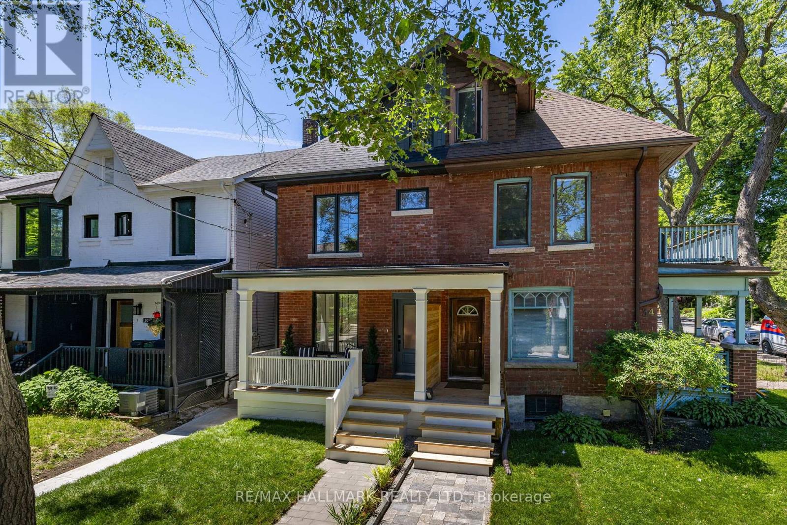 <div class="slider-price">$2,089,000</div><p>32 Howland Road, Toronto, Ontario</p>