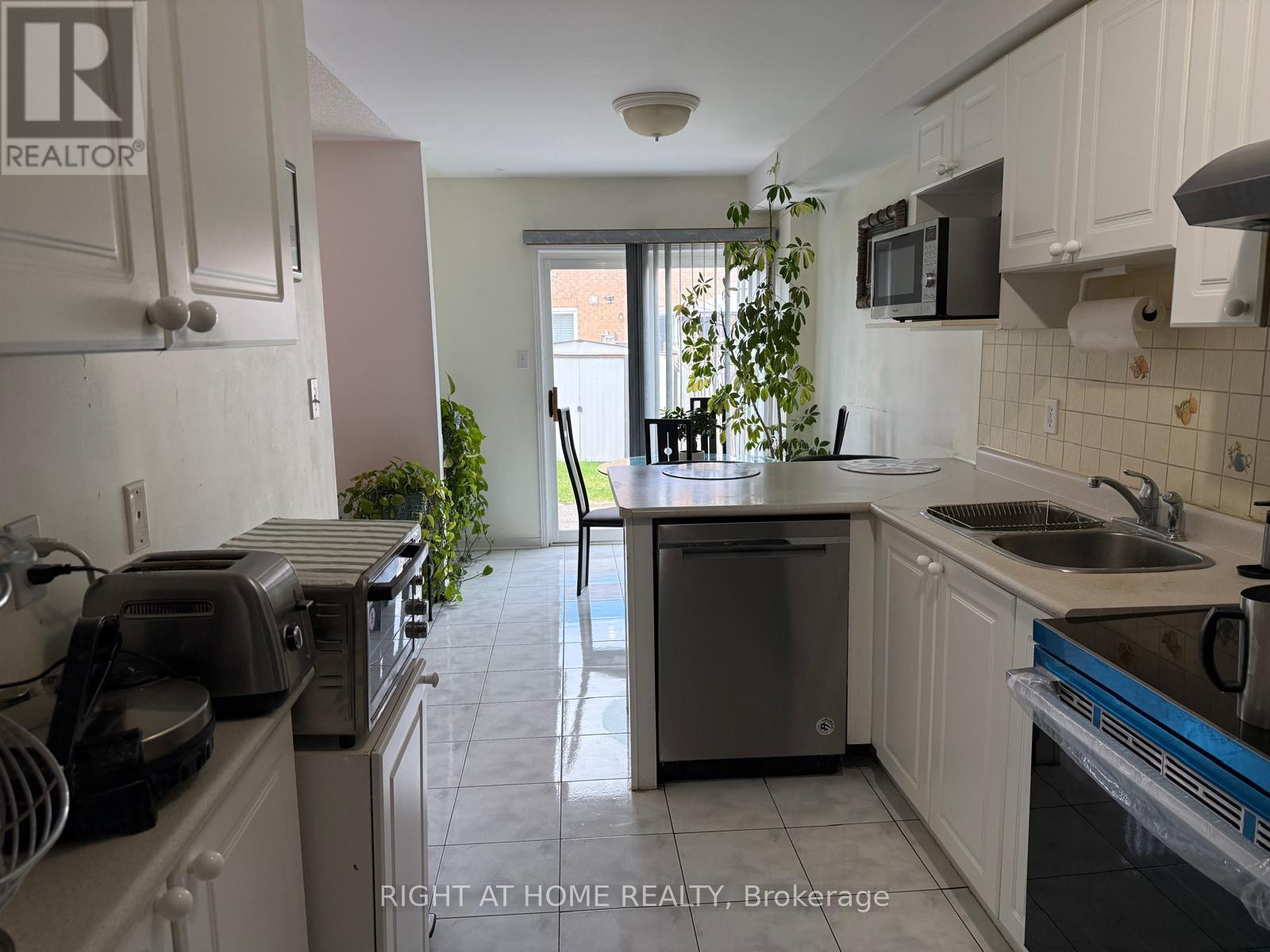 5392 Marblewood Drive, Mississauga, Ontario  L5V 2L9 - Photo 6 - W13423528