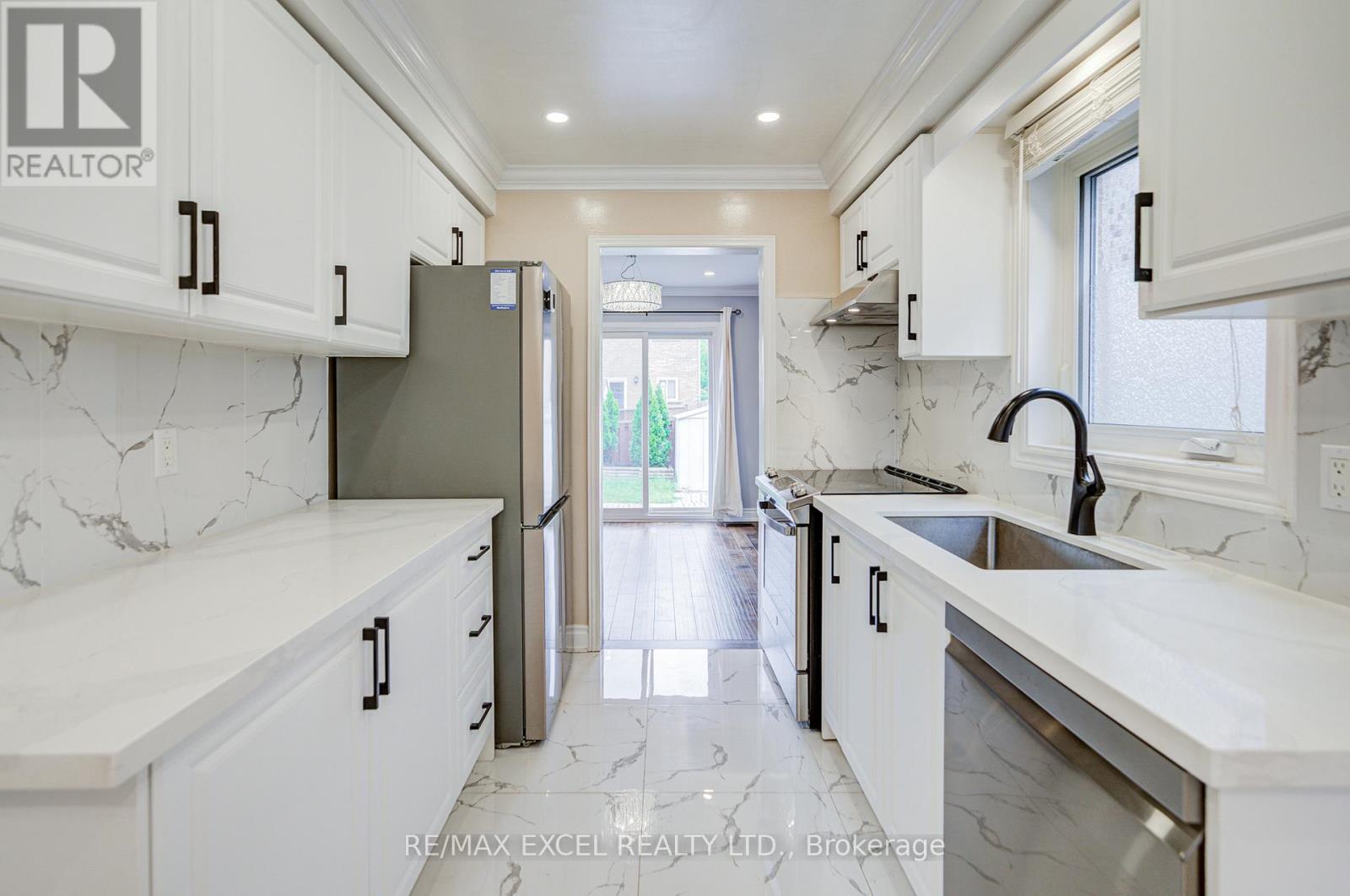 7025 Dunrobin Way, Mississauga, Ontario  L5N 6Y4 - Photo 12 - W13419048