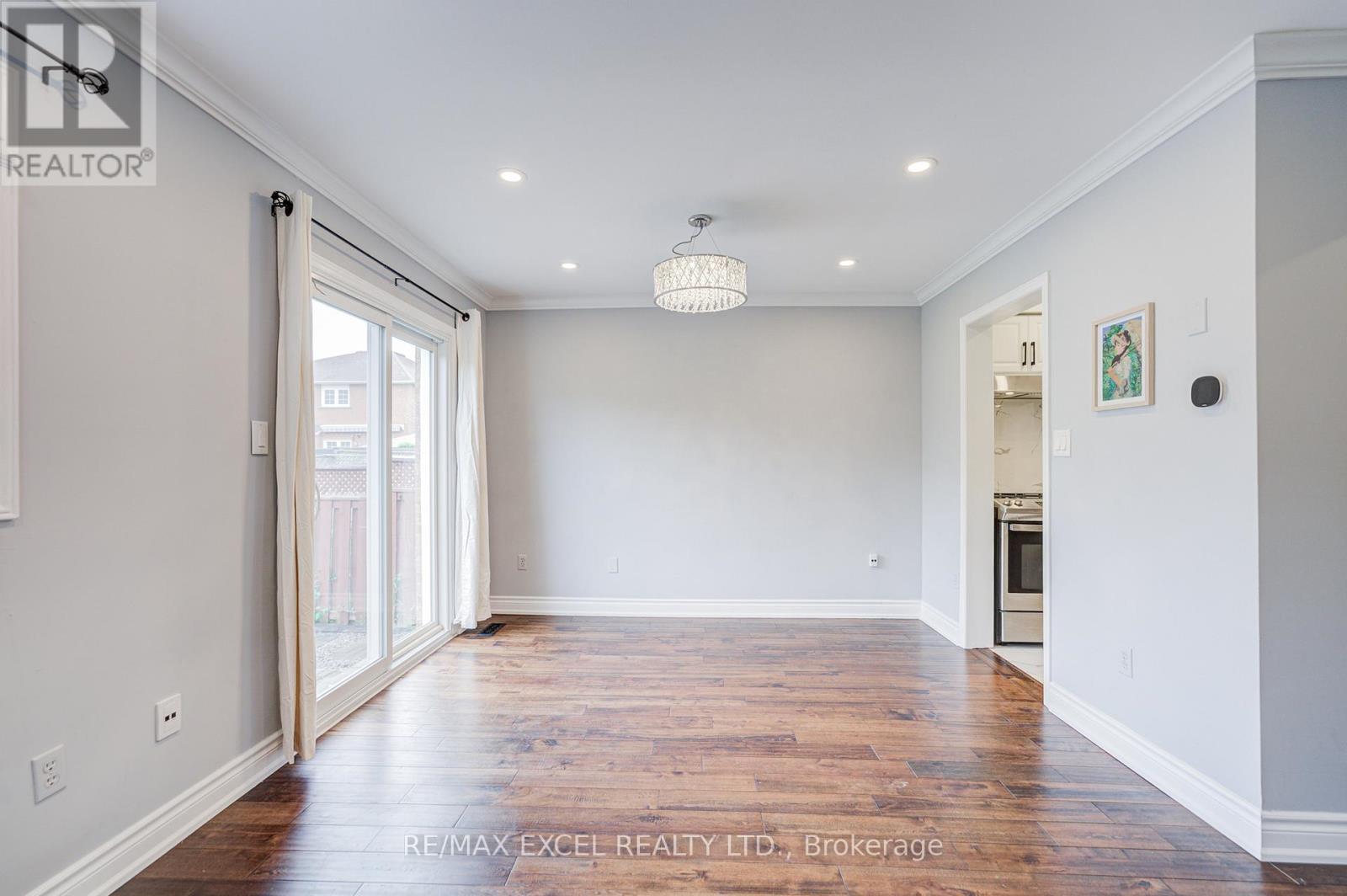 7025 Dunrobin Way, Mississauga, Ontario  L5N 6Y4 - Photo 7 - W13419048