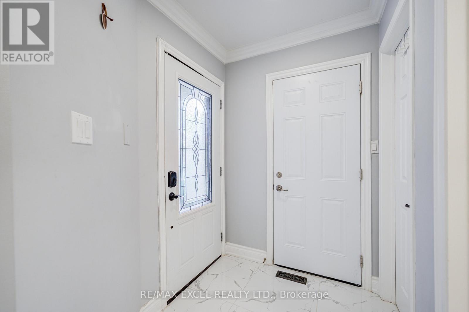 7025 Dunrobin Way, Mississauga, Ontario  L5N 6Y4 - Photo 3 - W13419048