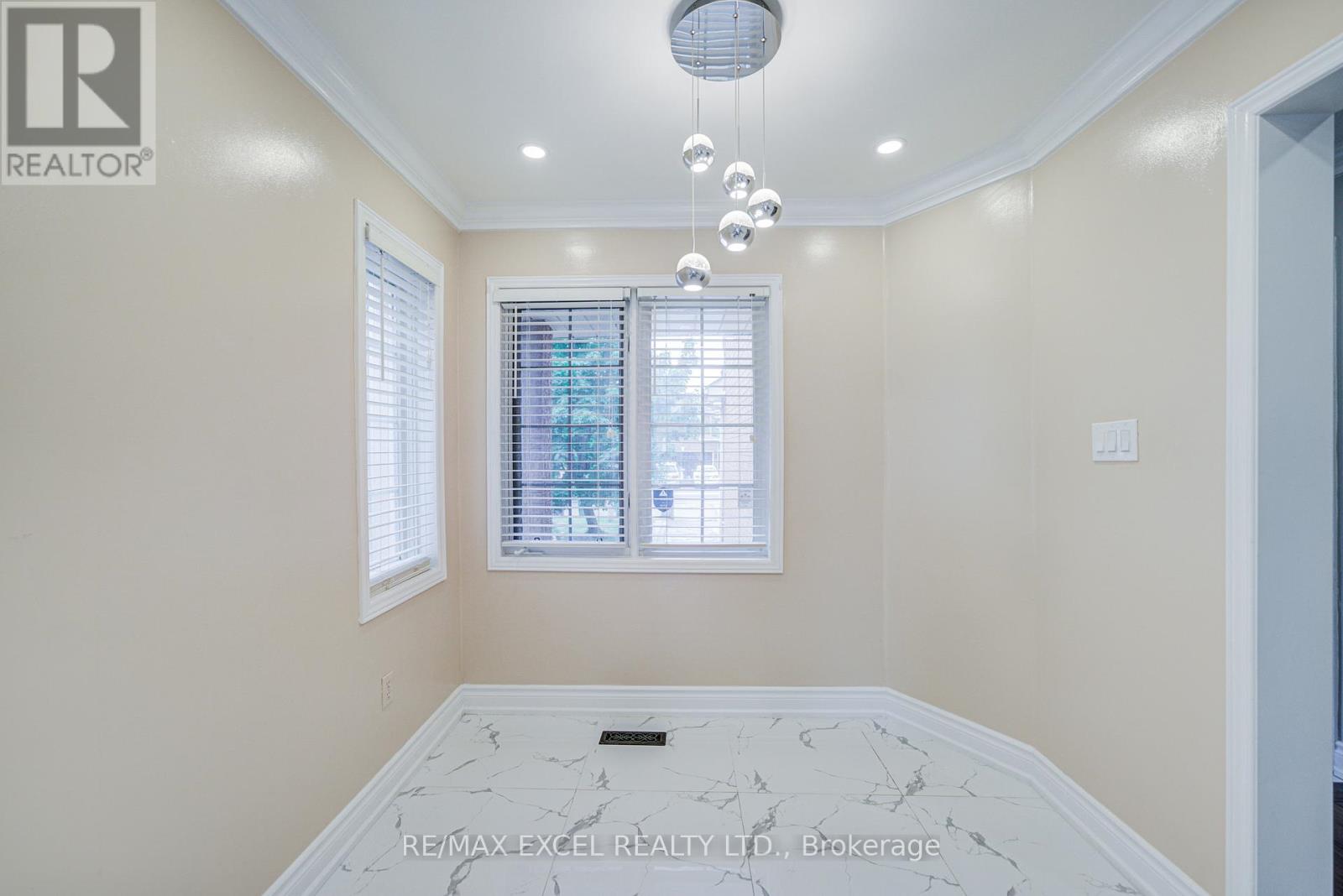 7025 Dunrobin Way, Mississauga, Ontario  L5N 6Y4 - Photo 16 - W13419048