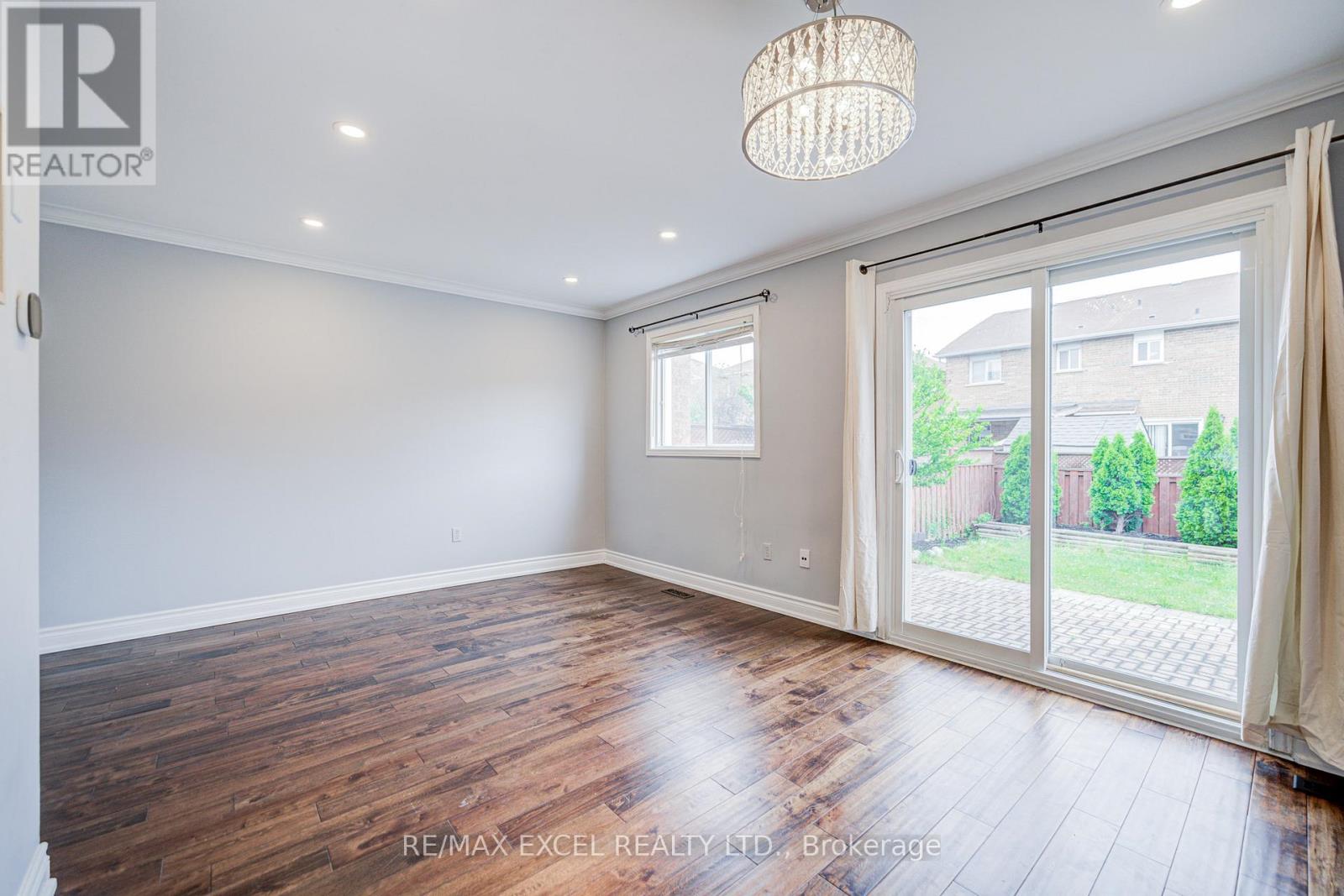 7025 Dunrobin Way, Mississauga, Ontario  L5N 6Y4 - Photo 8 - W13419048