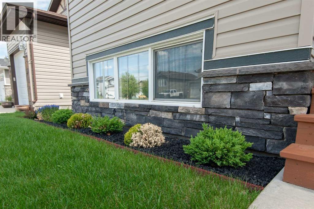 104 Almond Crescent, Blackfalds, Alberta  T4M 0J5 - Photo 2 - A2316630