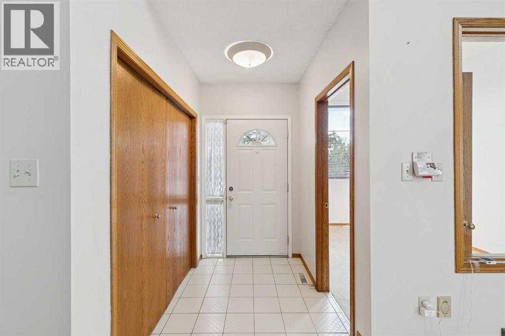 733 Edgebank Place Nw, Calgary, Alberta  T3A 4S2 - Photo 4 - A2318471