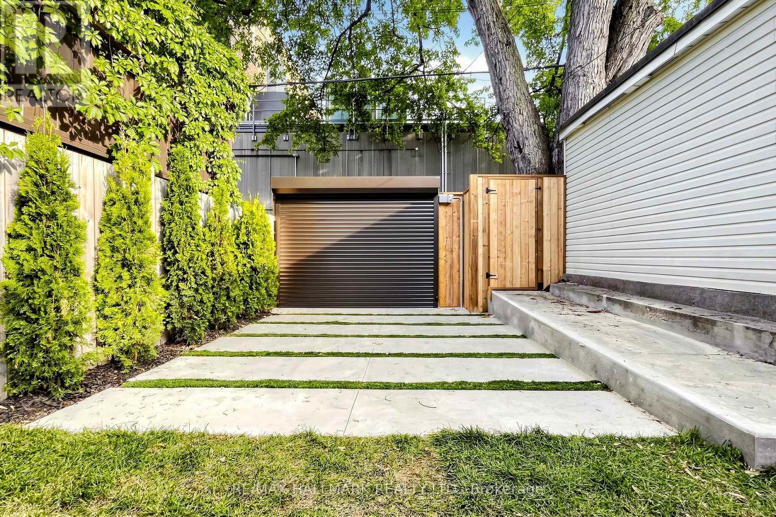 207 Victor Avenue, Toronto, Ontario  M4K 1B3 - Photo 45 - E13423624