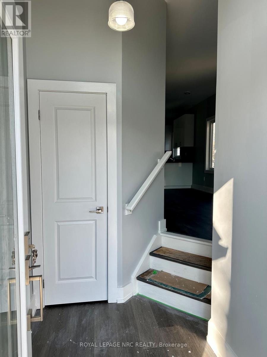 Upper - 58 Griffith Street, Welland, Ontario  L3B 4G6 - Photo 3 - X13423668