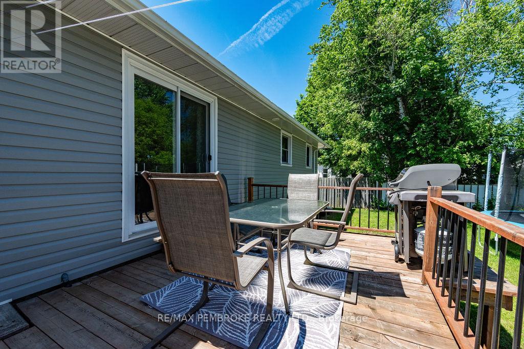 615 Lorne Street, Laurentian Valley, Ontario K8A 6T3 - Photo 3 - X13424002