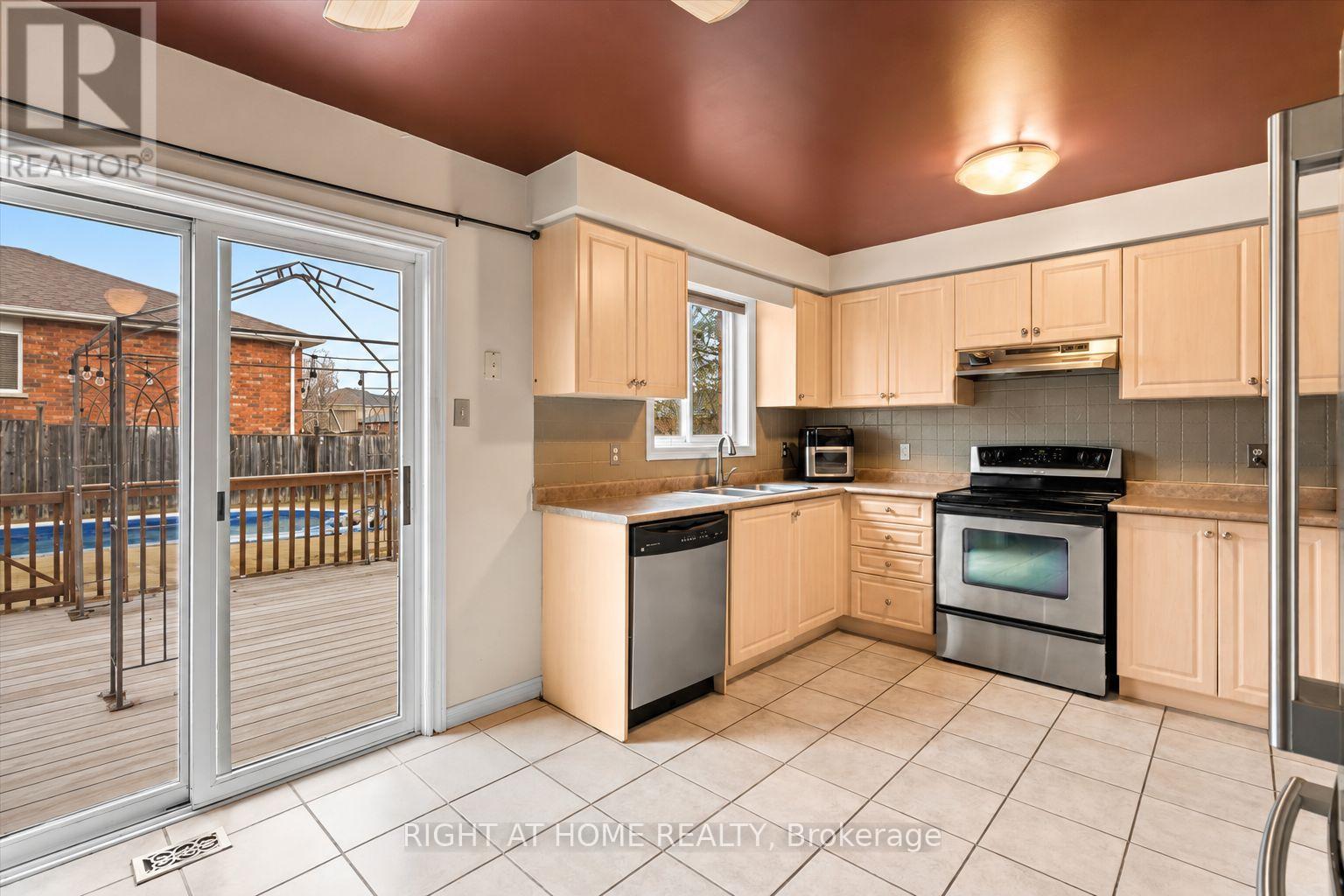7 Michael Crescent, Barrie, Ontario  L4M 6Y9 - Photo 7 - S13423992