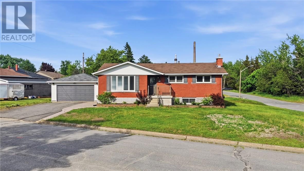 15 MacMillan, Falconbridge, Ontario