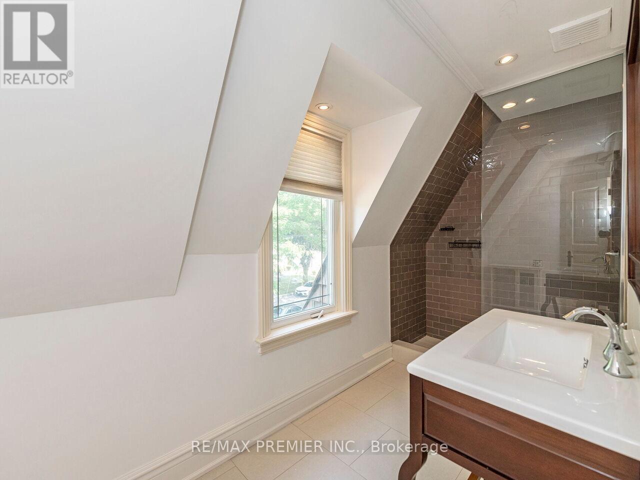 35 Yorkdale Crescent, Toronto, Ontario  M9M 1C2 - Photo 30 - W12796698