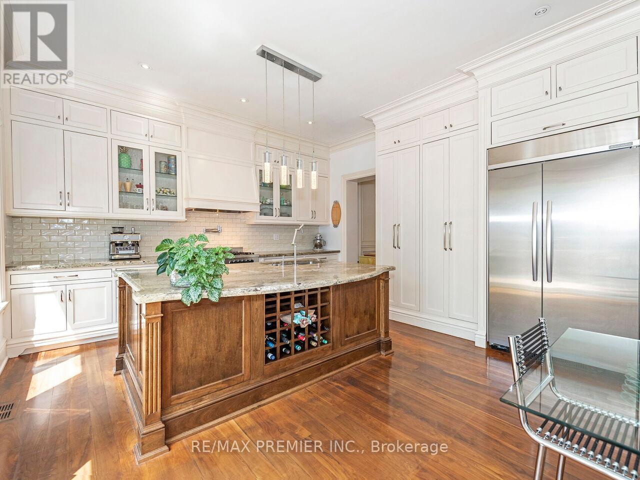 35 Yorkdale Crescent, Toronto, Ontario  M9M 1C2 - Photo 16 - W12796698