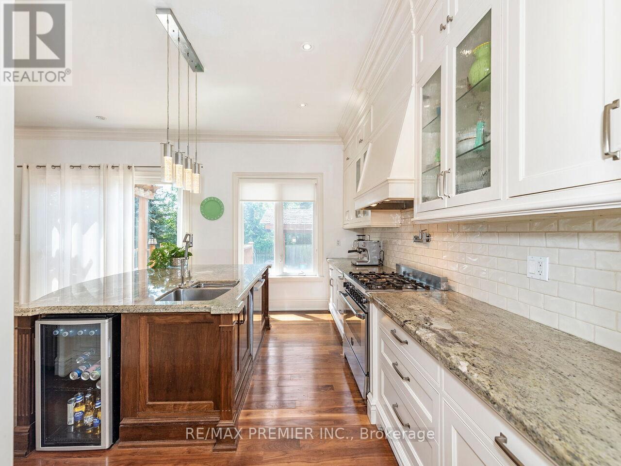 35 Yorkdale Crescent, Toronto, Ontario  M9M 1C2 - Photo 14 - W12796698