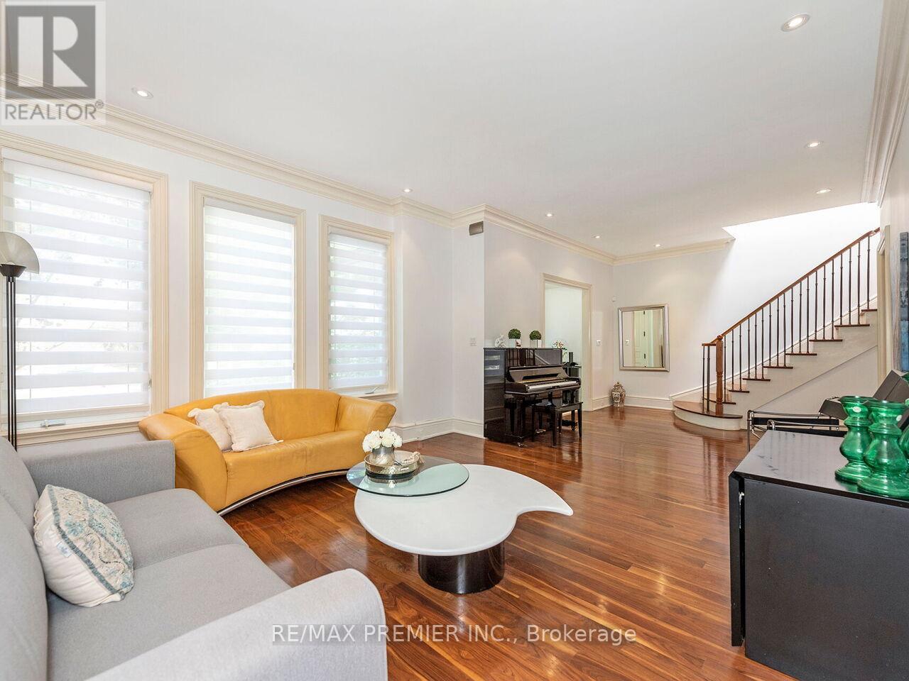 35 Yorkdale Crescent, Toronto, Ontario  M9M 1C2 - Photo 9 - W12796698