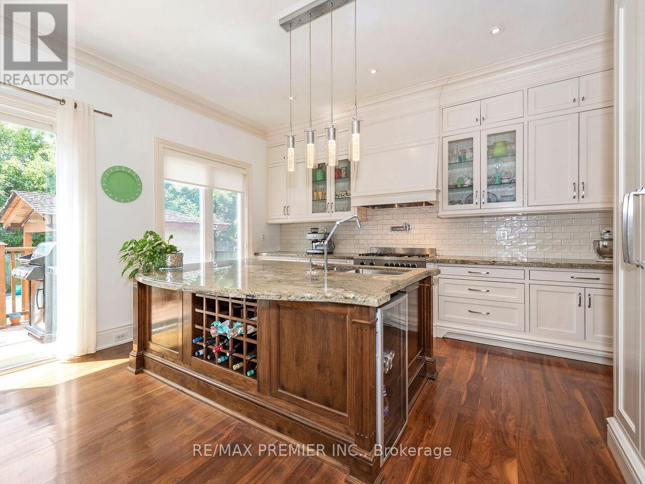 35 Yorkdale Crescent, Toronto, Ontario  M9M 1C2 - Photo 17 - W12796698