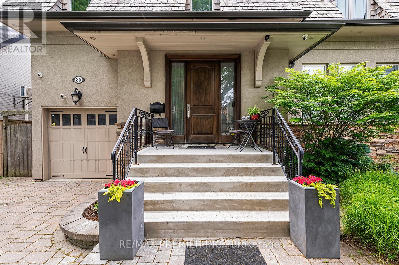 35 Yorkdale Crescent, Toronto, Ontario  M9M 1C2 - Photo 4 - W12796698