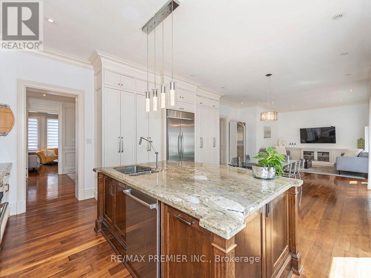 35 Yorkdale Crescent, Toronto, Ontario  M9M 1C2 - Photo 15 - W12796698