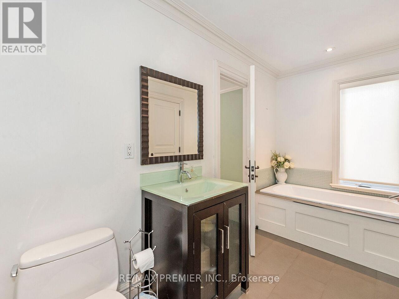 35 Yorkdale Crescent, Toronto, Ontario  M9M 1C2 - Photo 32 - W12796698