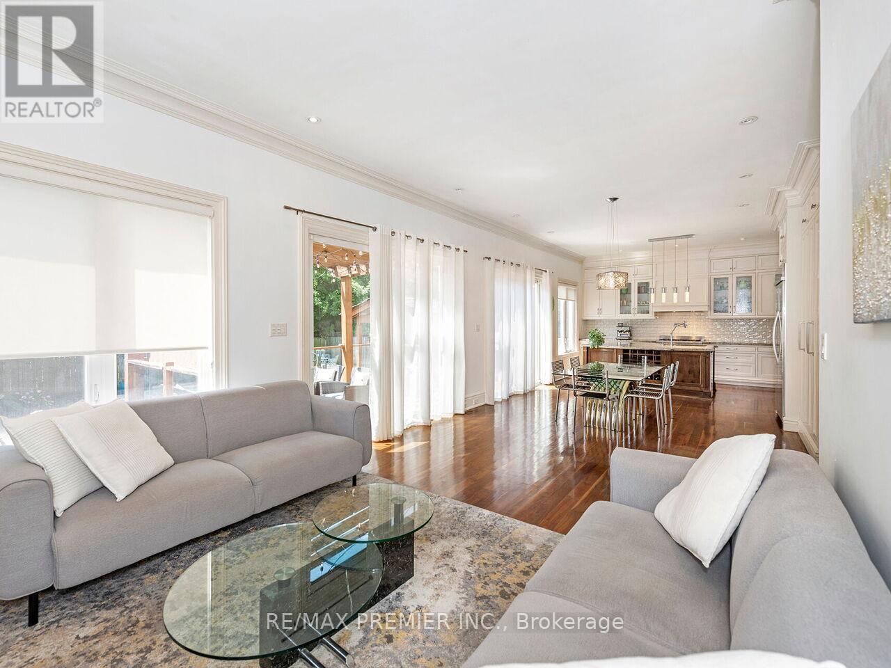 35 Yorkdale Crescent, Toronto, Ontario  M9M 1C2 - Photo 22 - W12796698