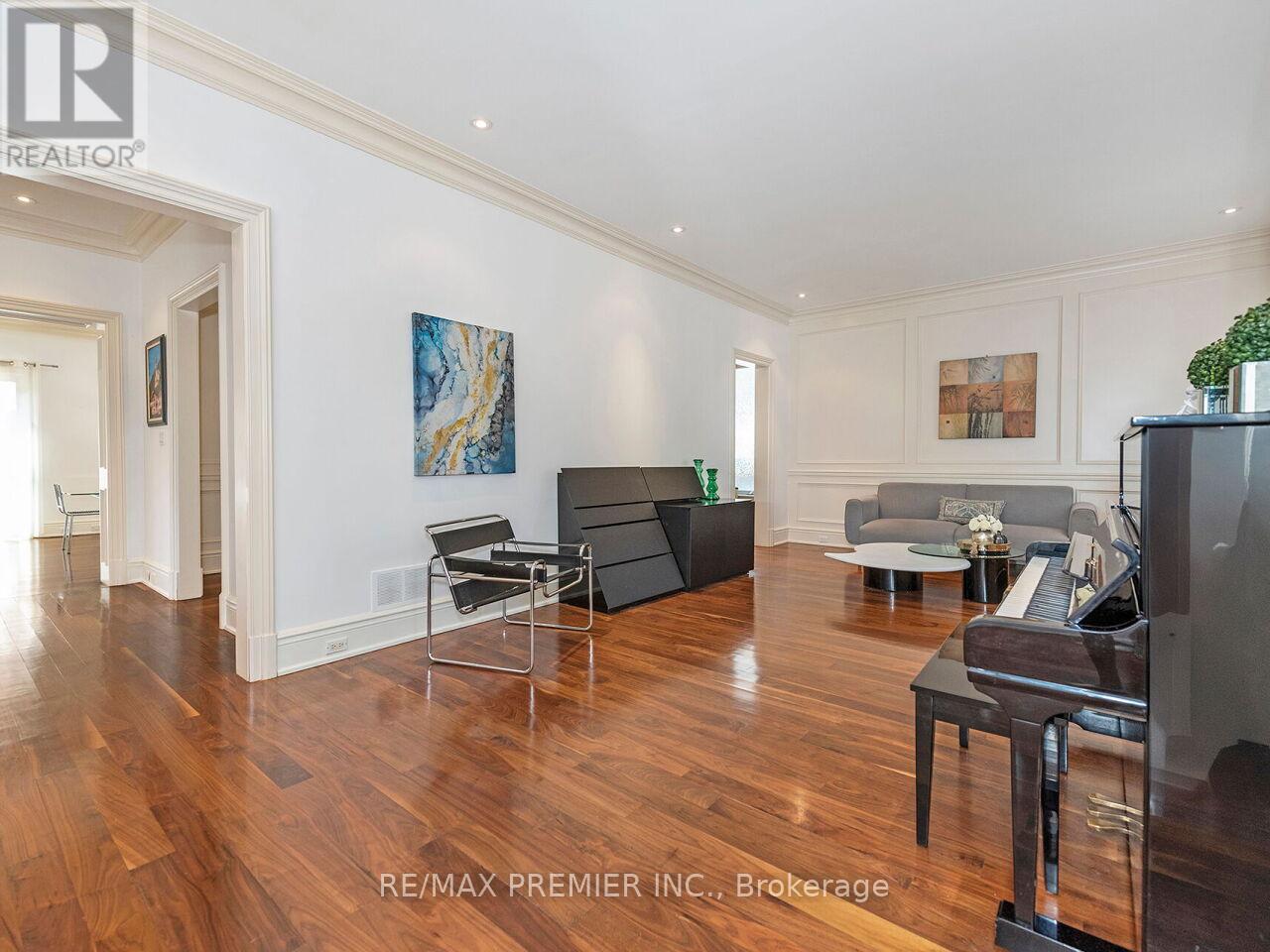 35 Yorkdale Crescent, Toronto, Ontario  M9M 1C2 - Photo 7 - W12796698