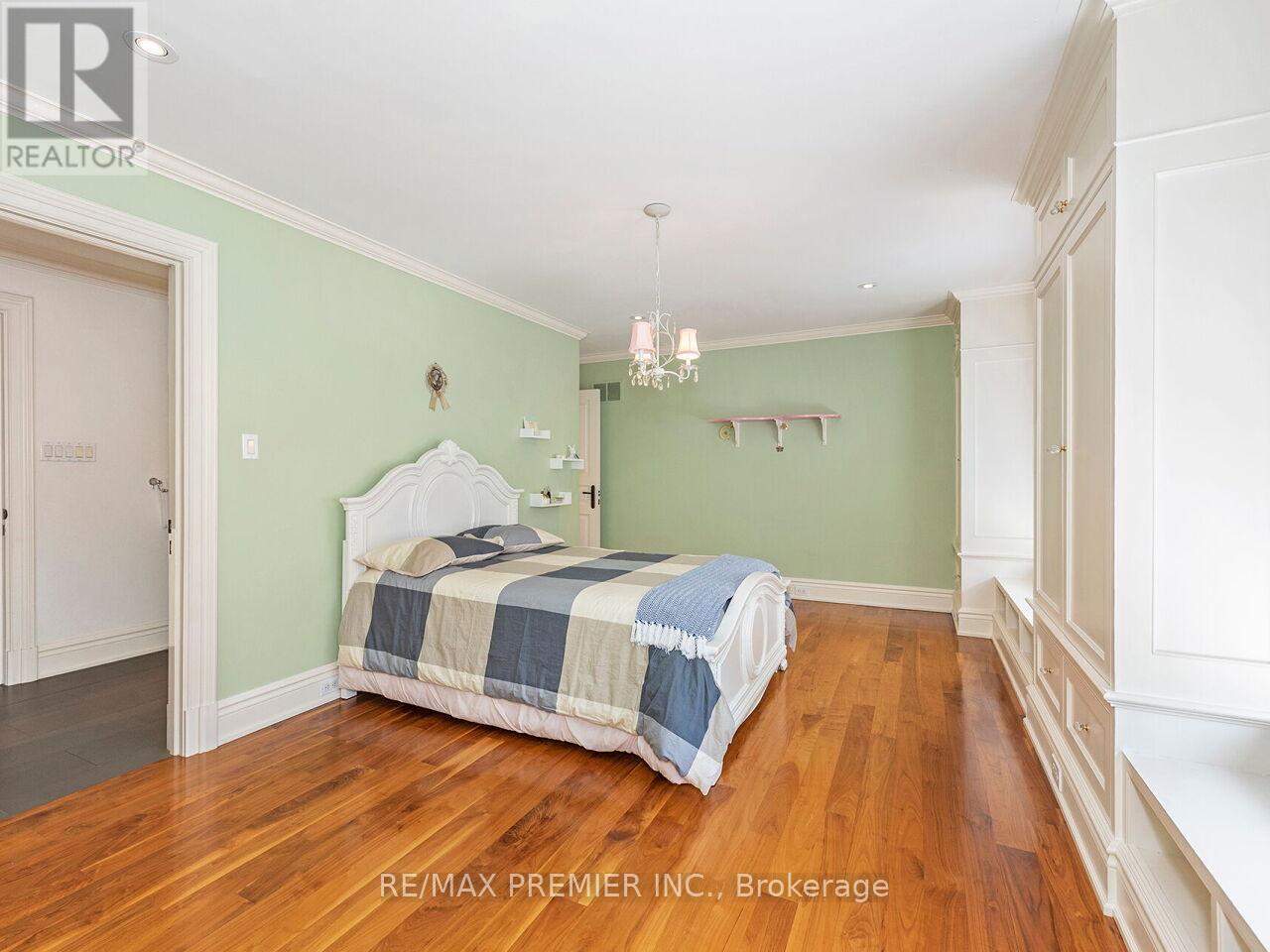 35 Yorkdale Crescent, Toronto, Ontario  M9M 1C2 - Photo 33 - W12796698