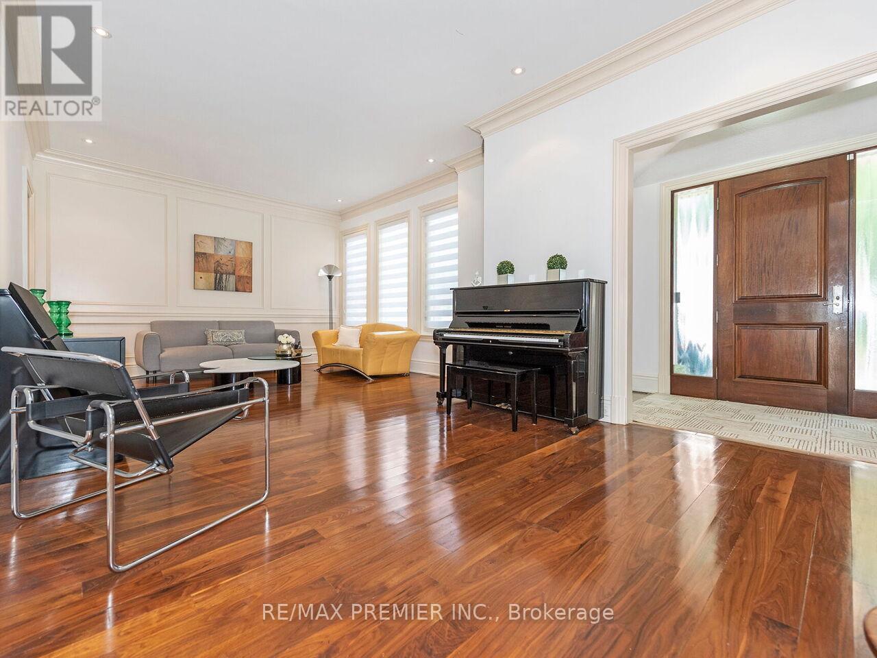 35 Yorkdale Crescent, Toronto, Ontario  M9M 1C2 - Photo 8 - W12796698