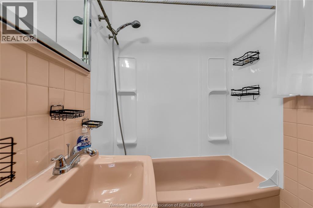 383 Mcewan, Windsor, Ontario  N9B 2E5 - Photo 16 - 26013643