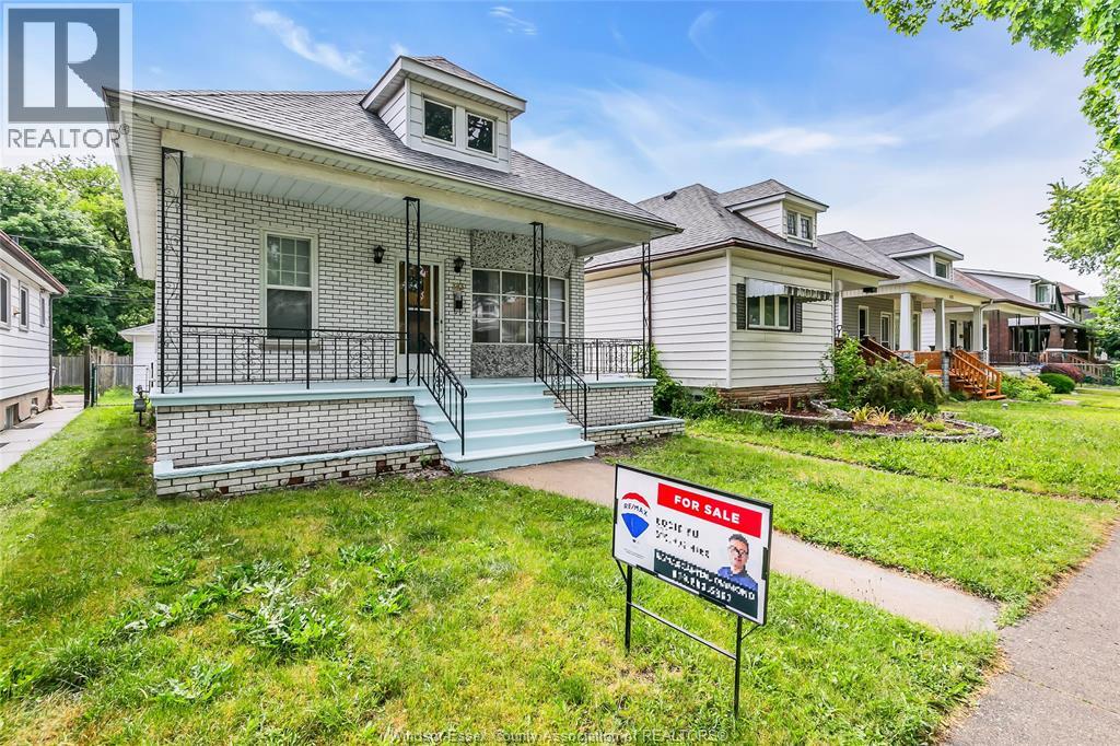 383 Mcewan, Windsor, Ontario  N9B 2E5 - Photo 2 - 26013643