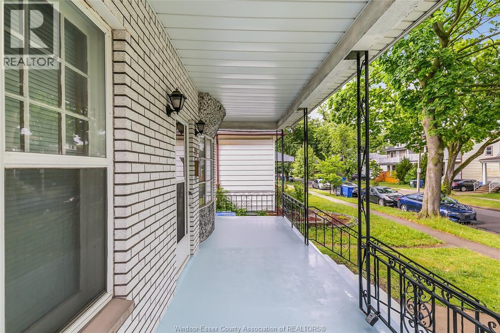 383 Mcewan, Windsor, Ontario  N9B 2E5 - Photo 3 - 26013643
