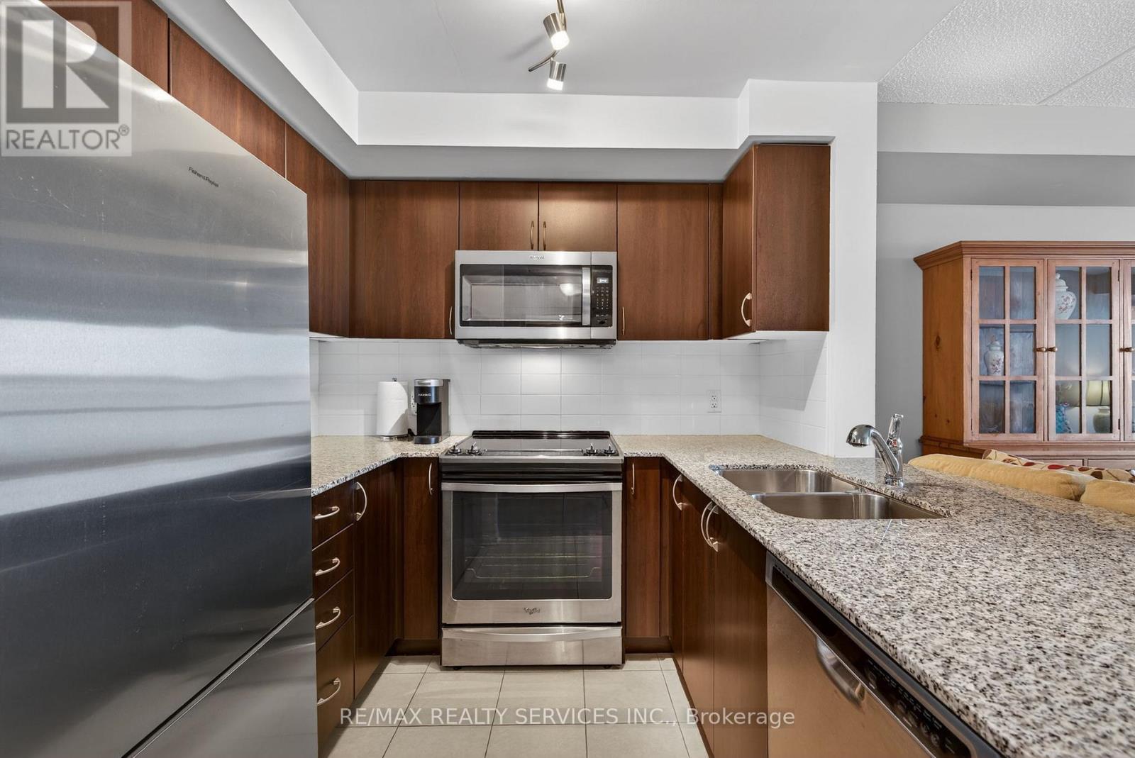 315 - 50 Via Rosedale Way, Brampton, Ontario  L6R 3Z7 - Photo 6 - W12767974