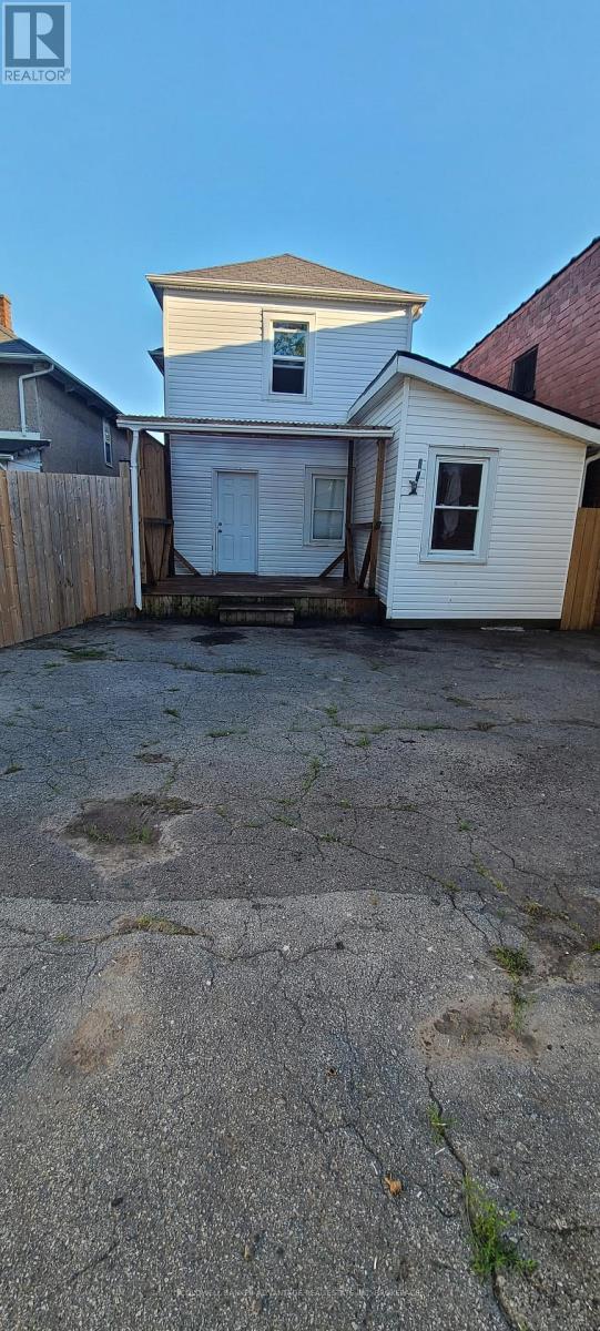 Main Floor Unit (Lower) - 14 Albert Street, Welland, Ontario  L3B 4L2 - Photo 11 - X13424738