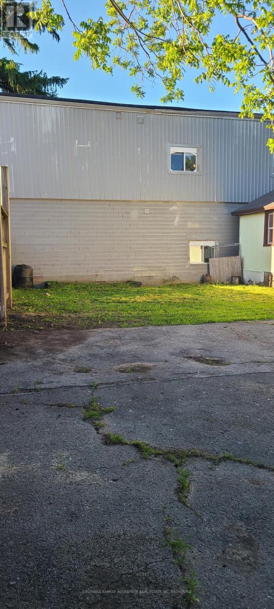 Main Floor Unit (Lower) - 14 Albert Street, Welland, Ontario  L3B 4L2 - Photo 12 - X13424738