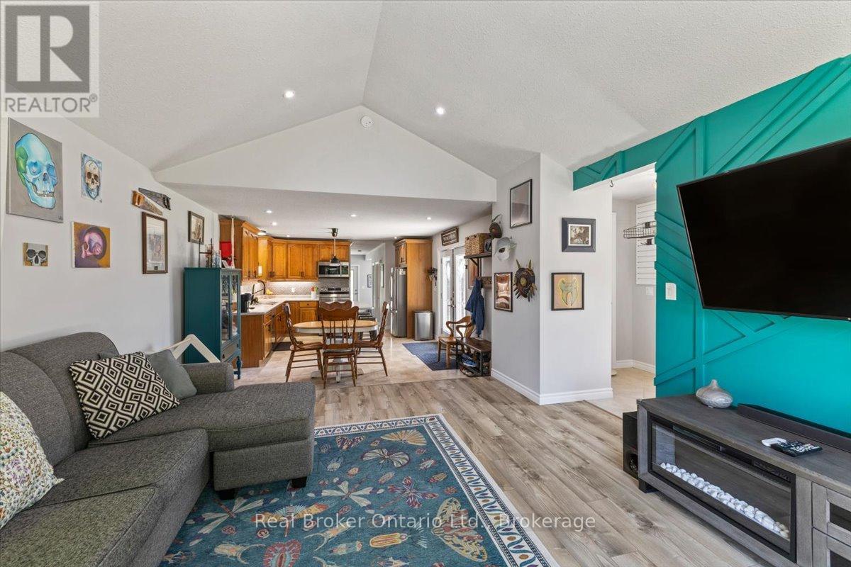 732 Arthur Street, West Grey, Ontario  N0G 1C0 - Photo 6 - X13424484