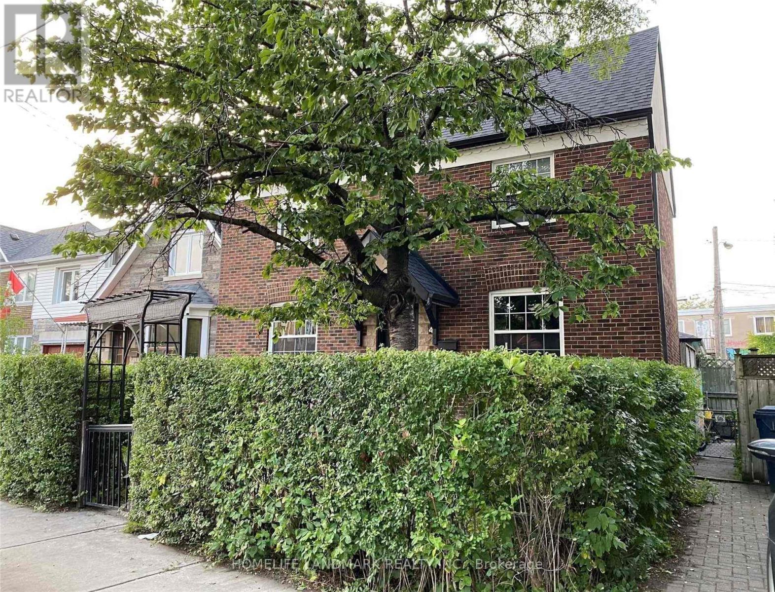UPPER - 4 SULLY CRESCENT, Toronto, Ontario
