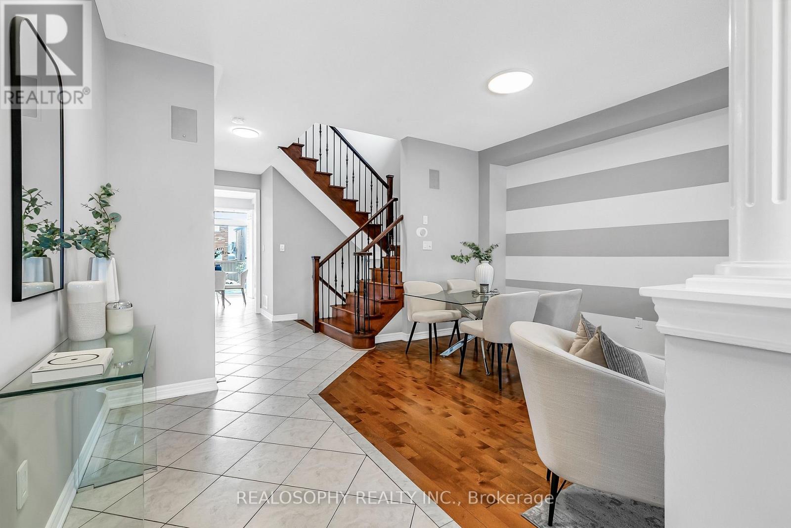284 Bilbrough Street, Aurora, Ontario  L4G 7X5 - Photo 2 - N13424520
