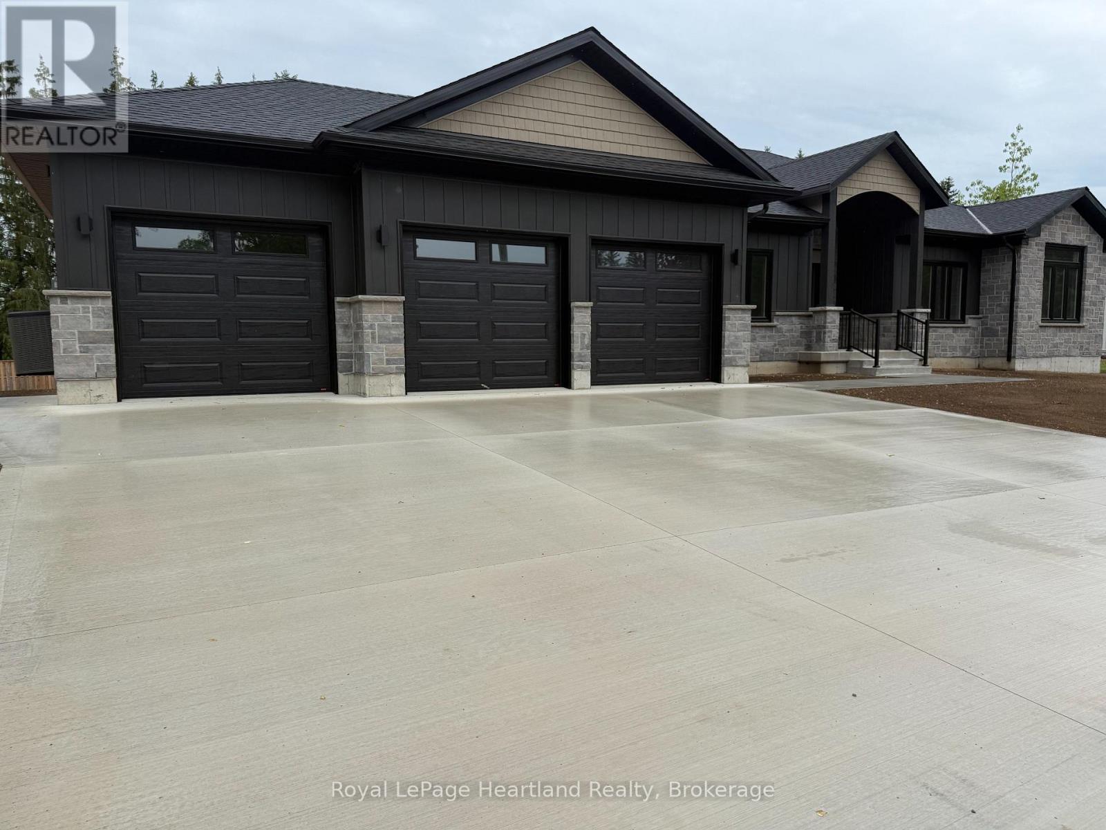 345 Turnberry Street, North Huron, Ontario  N0G 2W0 - Photo 3 - X12955900