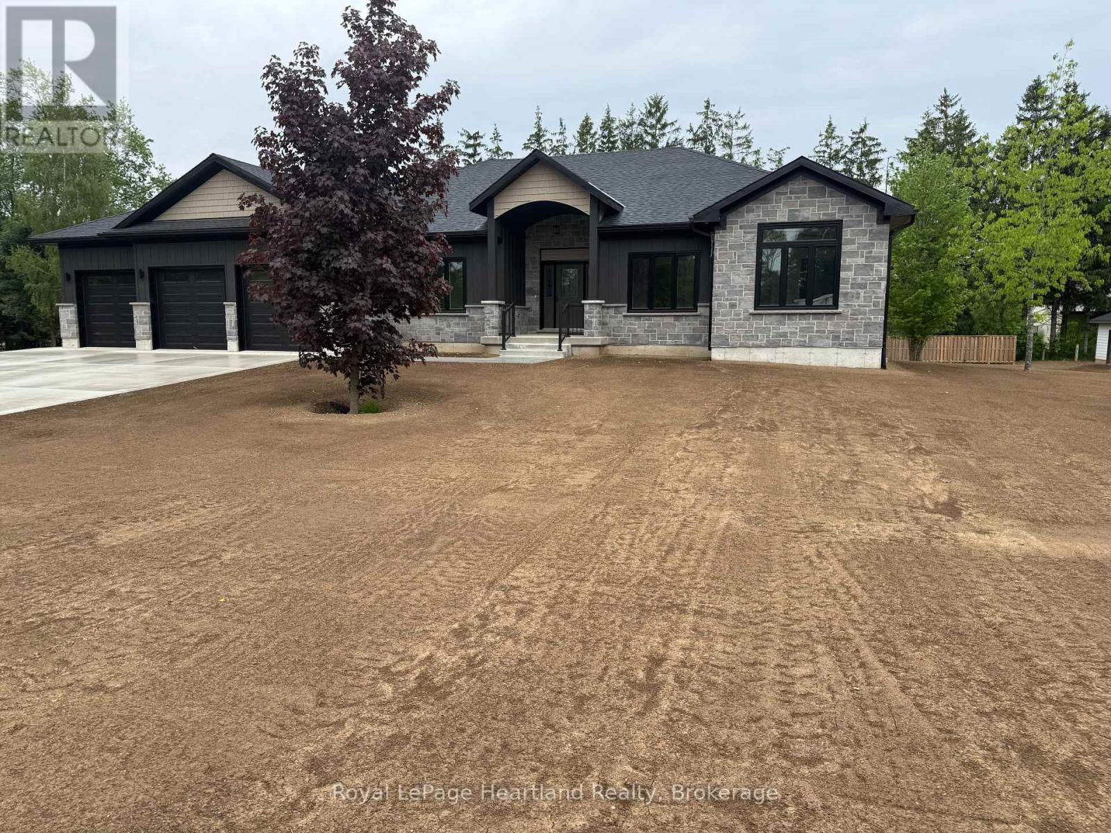 345 Turnberry Street, North Huron, Ontario  N0G 2W0 - Photo 2 - X12955900
